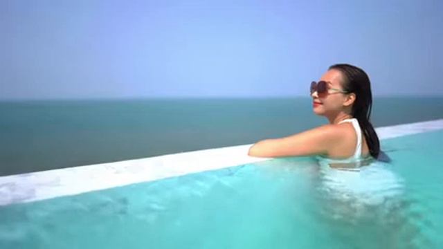Young Woman Relaxing In A Swimming Pool HA LOVEIT смотреть онлайн