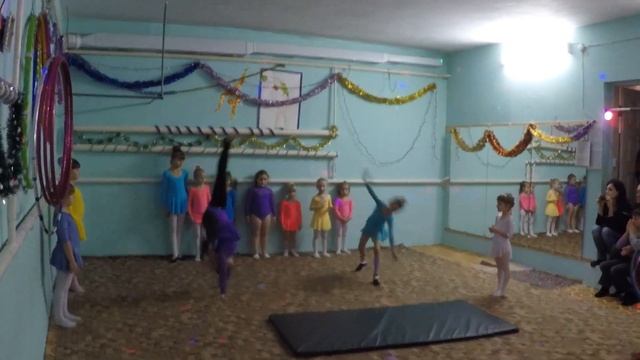 Группа "Новичок" показывает своё первое выступление в зале! смотреть онлайн
