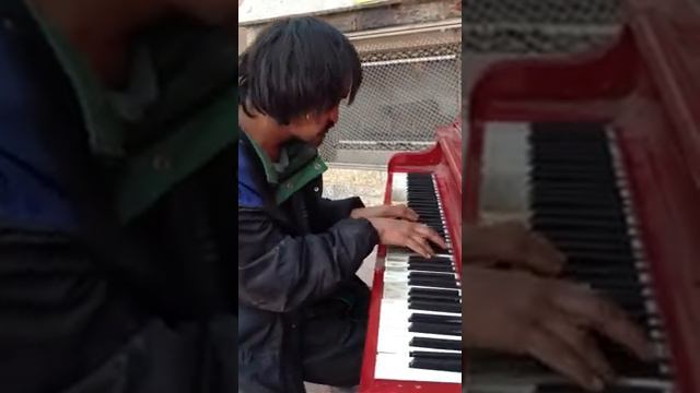 бродяга душевно играет на пианино !!! смотреть онлайн