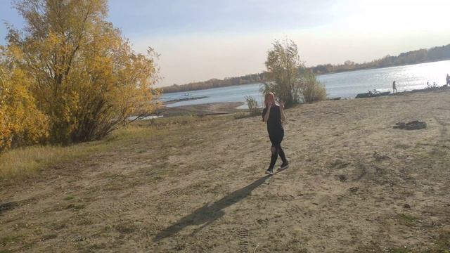 Музыка, берег реки, прогулка, тыц! смотреть онлайн