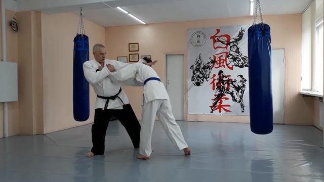 Освобождение от захвата одежды на груди. Вариант 1 смотреть онлайн