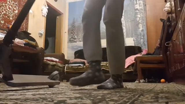 Катаю На Самокате По Дому) мусорю на столе смотреть онлайн