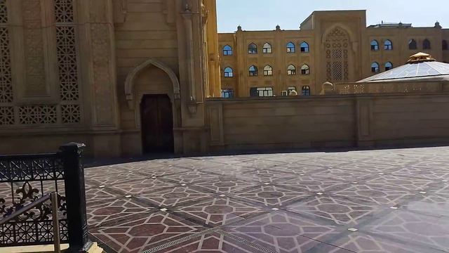 Во дворе самой крупной мечети Баку