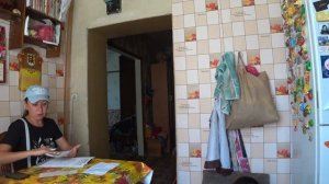 Контралёр пломбируют счётчик на воду..