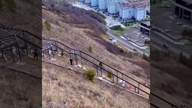Строительство лестницы на Удачном в Красноярске смотреть онлайн