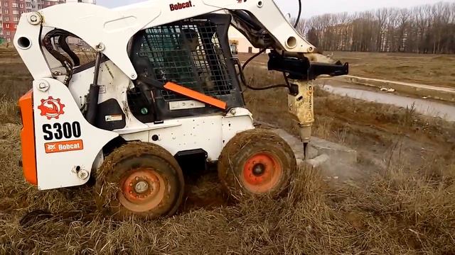 Bobcat S300 с гидромолотом Demoter смотреть онлайн