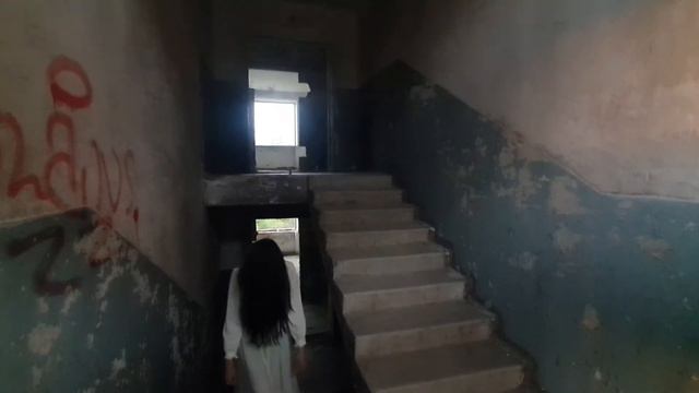 Оно живет в заброшке. Жуткая история смотреть онлайн