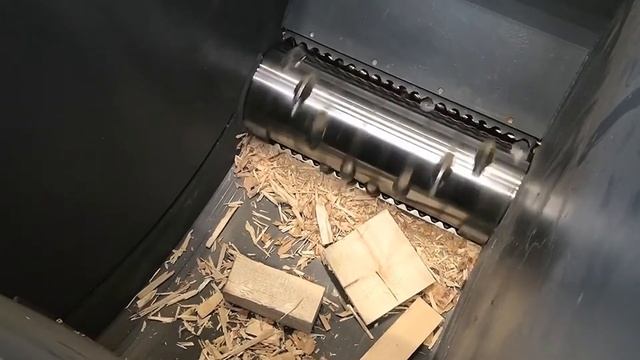 Дробилка шредерная для древесных отходов UNTHA - видео переработки смотреть онлайн