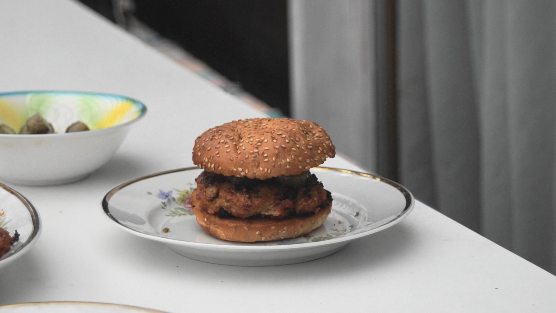 Бургеры по-мароккански на угольном гриле.