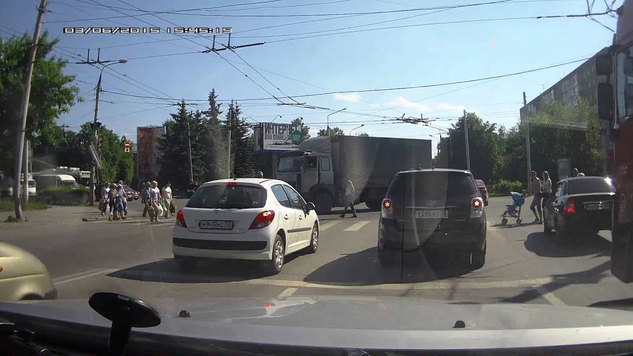 Камаз слетел с жесткой сцепки и врезался в столб