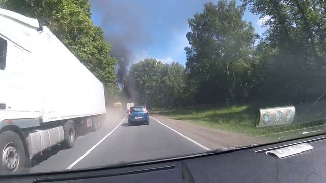 Горящий автомобиль, на трассе а107 смотреть онлайн