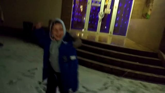 Снежки возле челентано. Редкий снег в Николаев смотреть онлайн