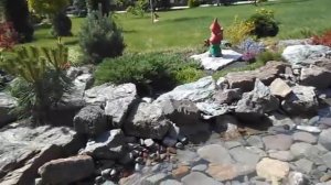 Альпийская горка с ручейком.