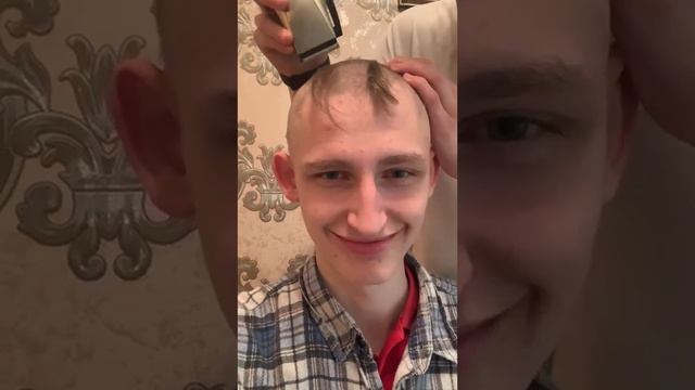 Хэйтер бреется на лысо и идёт в армию! ПОДПИШИСЬ 👇 смотреть онлайн