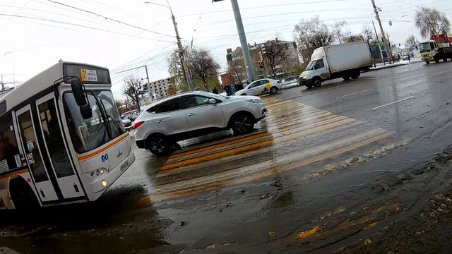 Первый снег, пришлось ехать по тротуару. смотреть онлайн