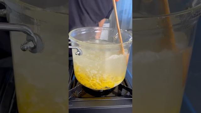 Паста с краным соусом смотреть онлайн
