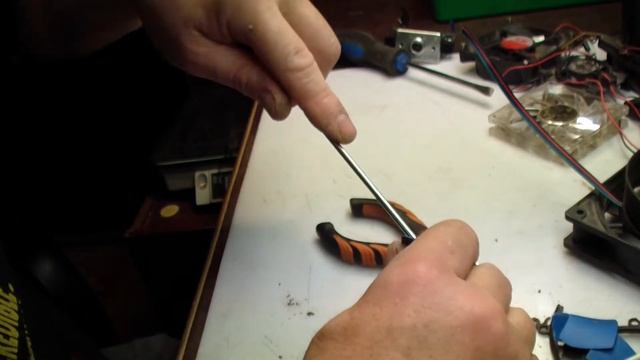 РАЗБИРАЕМ, СМОТРИМ, ОБЪЯСНЯЕМ. Как устроены вентиляторы охлаждения для компьютера. смотреть онлайн