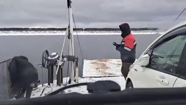 Таксисты говорят на переправе через р. Вилюй возле с. Верхневилюйск в Якутии с Hiace берут 25000₽. смотреть онлайн