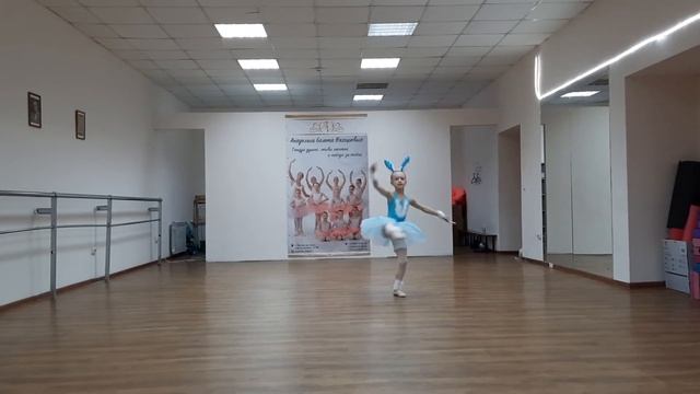 Вариация "Зайчика барабанщика" Академия балета Вяхиревых. Василенко София смотреть онлайн
