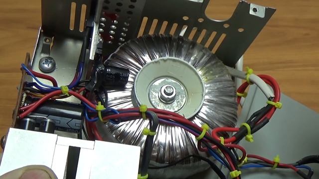 Простой регулируемый блок питания 0-30В смотреть онлайн