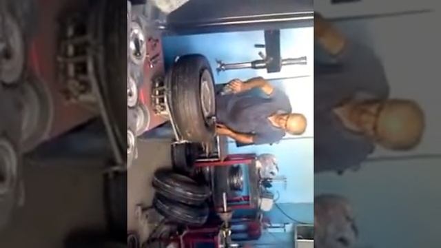 как накачивают шину авто смотреть онлайн