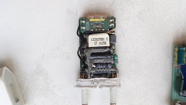 Вскрытие оригинальной и китайской зарядки айфон смотреть онлайн