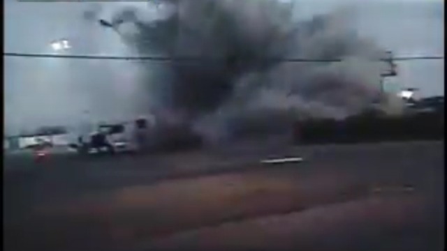 Взрыв грузовика с топливом смотреть онлайн