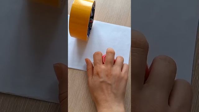 Двухсторонний скотч, чтобы не прилипал клей. Крышки с любым рисунком вдавливаем в горячей клей смотреть онлайн