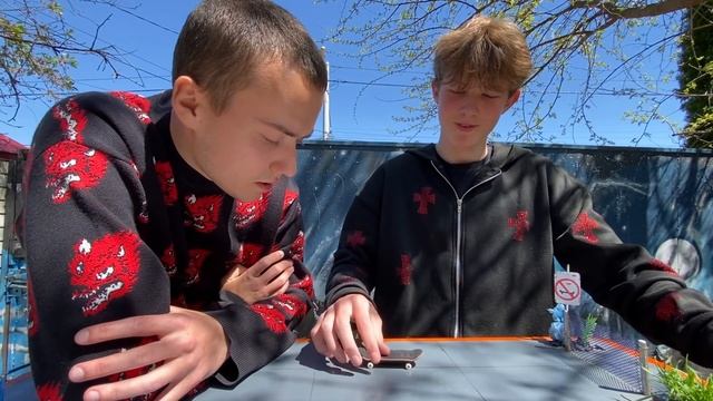 Учу НОВИЧКА делать ТРЮКИ на ФИНГЕРБОРДЕ смотреть онлайн