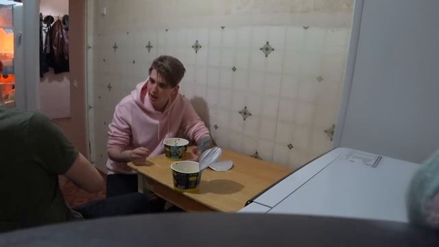 СЪЕЛ ДОШИРАК С КОШАЧЬИМ КОРМОМ. ПРАНК НАД ДРУГОМ смотреть онлайн