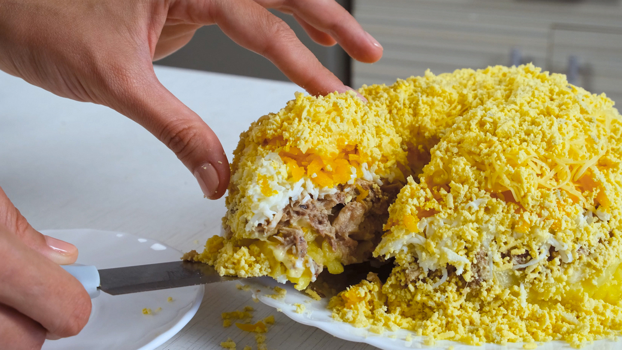 Салат “Мимоза”, классический рецепт из СССР. смотреть онлайн