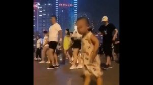 КИТАЙСКИЙ МАЛЬЧИК ТАНЦУЕТ, ОТЖИГАЕТ ПО ПОЛНОЙ(Remix)