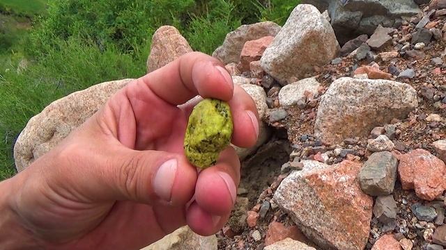 Желтый камень похож на золото смотреть онлайн