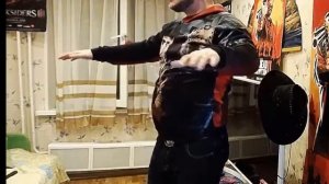 Блогер Озон убивает стул.