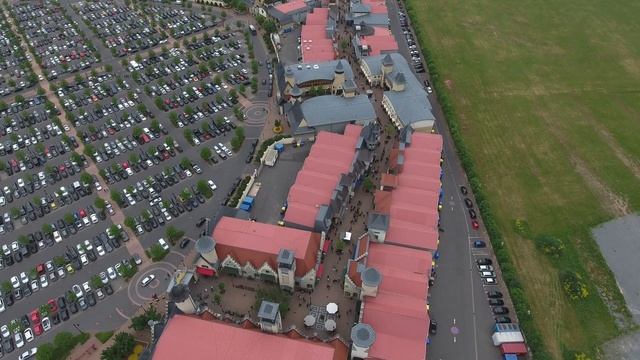 Drohnenflug über Wertheim Village Designer Shopping Outlet смотреть онлайн