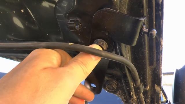 Ставим упоры капота на L200 смотреть онлайн