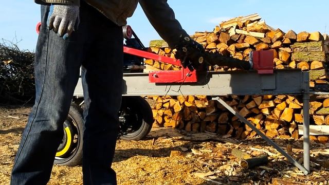 Łuparka mechaniczna 2 do drewna - zmiana noża. Cięcie gałęzi смотреть онлайн