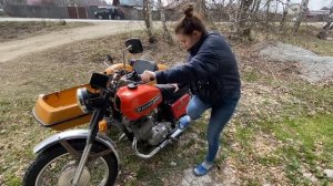 Иж и Девушка! Учимся заводить мотоцикл! #ижюпитер5 #иж #рек #мото #мотоссср #девушка #екб