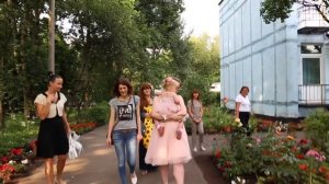 Приемная мама забирает ребенка из детдома