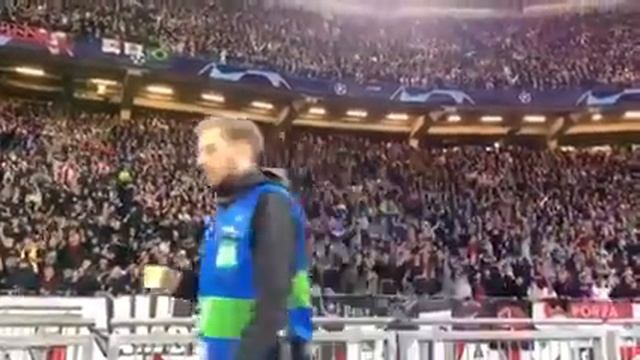 Ajax fans sing "Three Little Birds" UCL Ajax - Tottenham смотреть онлайн