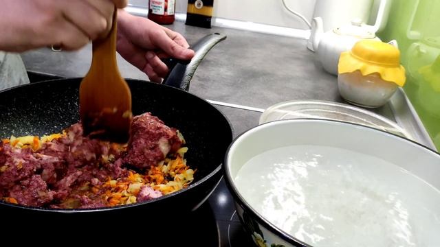 Макароны по-флотски с тушенкой . Макароны с тушенкой смотреть онлайн