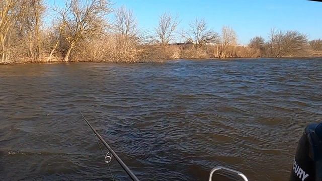 Волжская Рыбалка на спиннинг. Река Бахтемир. Ветер, Волны. смотреть онлайн
