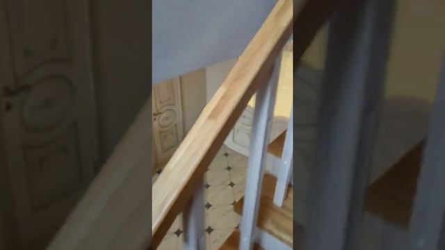 Обшивка бетонной лестницы на второй этаж дубом с деревянным ограждением (перилами) в Воронеже. смотреть онлайн