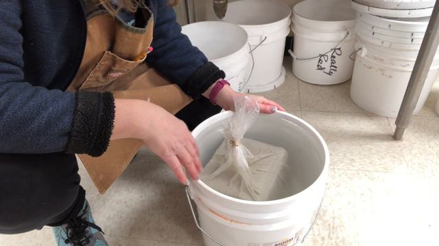 Easiest-Ever Trick to Rehydrate or Make A Hard or Stiff Block of Clay More Plastic! смотреть онлайн