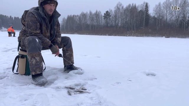 Первый лёд. Рыбачим на Чусовой смотреть онлайн