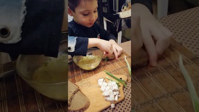Как кушают настоящие козаки или как правильно есть сало. смотреть онлайн