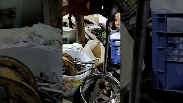 Сверлильный станок из блока ВАЗ 2101 и прочего ненужного хлама,почти без вложений. смотреть онлайн