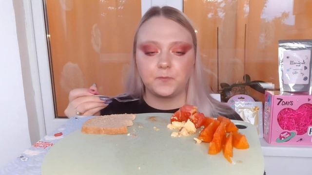 Мукбанг. Омлет и свежие помидорки ,чай с шоколадкой.