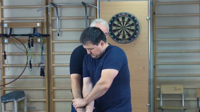 Выход на внешнюю сторону при самозащите более эффективен для новичков. смотреть онлайн