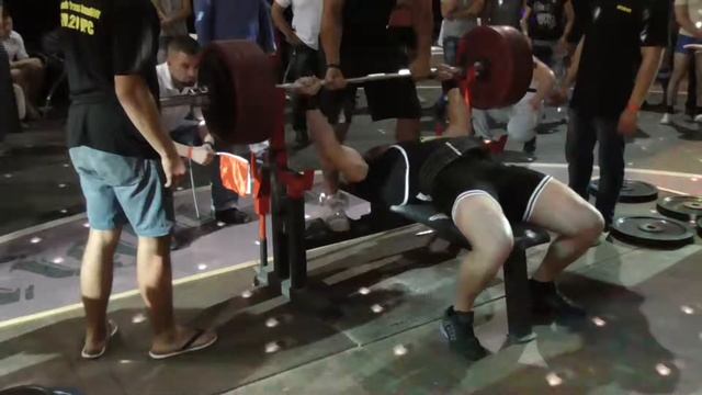 НЕВЕРОЯТНЫЙ ЖИМ! Сидоренко Руслан. Жим лежа 200 кг. GYM200 2015 (UPC) смотреть онлайн